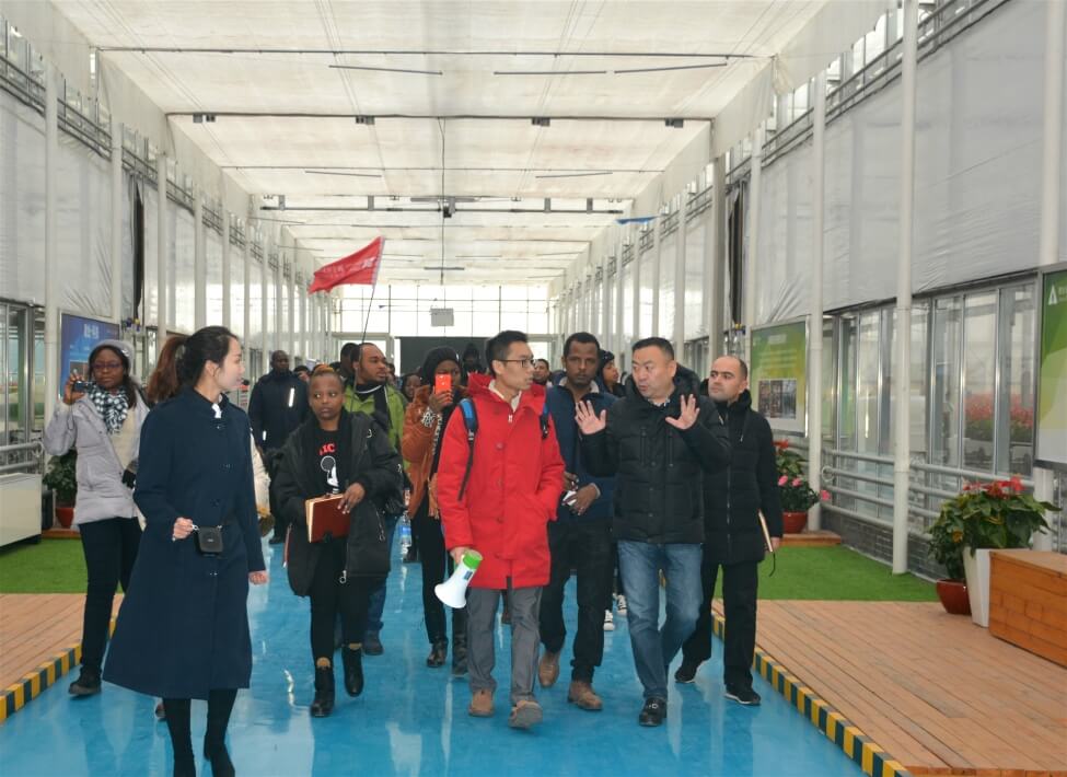 培训学员参观智能联栋温室种植区.jpg
